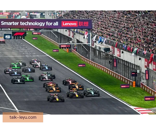 F1赛事最新动态：红牛车队在赛季开局表现强势 维斯塔潘连续称霸赛道