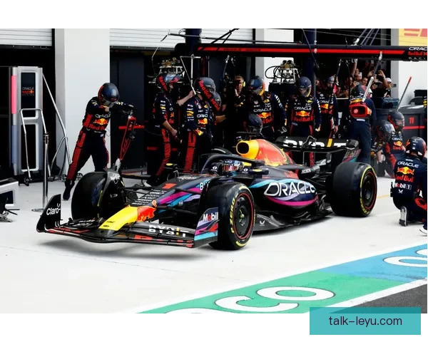 F1赛季最新动态揭秘车队竞争格局与顶尖车手表现 F1赛季最新动态揭秘车队竞争格局与顶尖车手表现